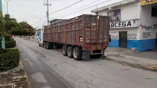 El camión fue detenido en el ejido 20 de Noviembre en la carretera Escárcega-Chetumal