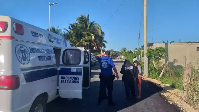 Al sitio acudieron paramédicos del Grupo Rino, quienes valoraron a la mujer