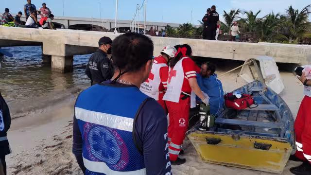 Ebrio moviliza a cuerpos de emergencia tras no poder salir del mar en Progreso