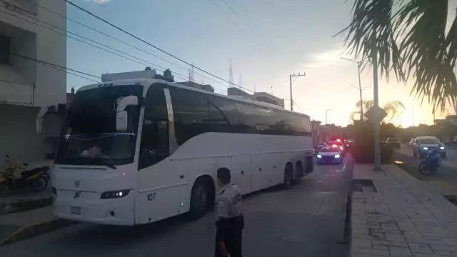 Aseguran dos autobuses con indocumentados en Campeche