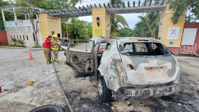 Falla mecánica provoca que auto se queme en Puerto Morelos