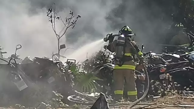 El incendio causó una columna de humo, que fue vista desde la carretera Cancún-Tulum, donde ya trabajan para apagarlo