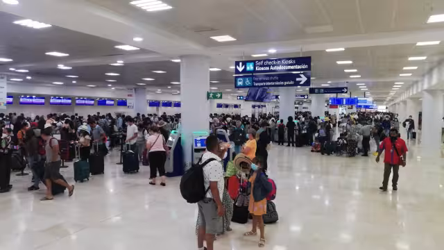 El Aeropuerto Internacional de Cancún lució con aglomeración de pasajeros que esperaban sus vuelos