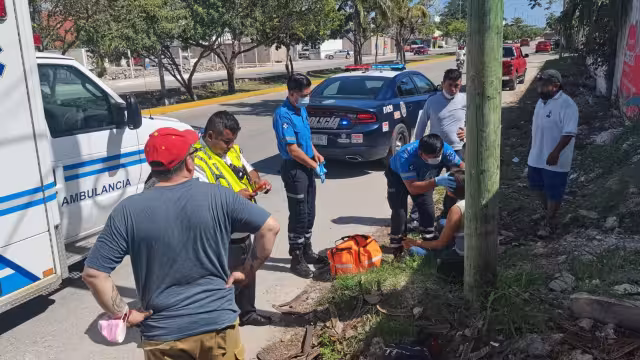 Una mujer que viajaba como pasajera en la motocicleta en Playa del Carmen resultó con el brazo dislocado tras el accidente