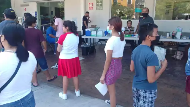 Los menores de 12 a 14 años acudieron con sus pares a recibir su primera dosis o la segunda vacuna anticovid en Cancún