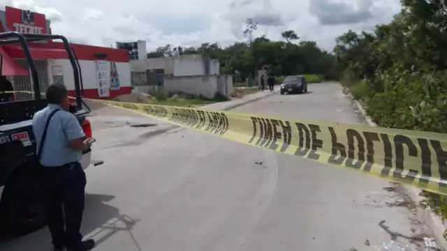 Personal de servicios periciales acudió al lugar de los hechos para levantar el cuerpo y trasladarlo a la morgue