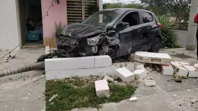 El conductor perdió el control e impactó un muro en Ciudad Caucel