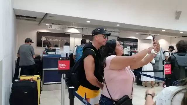 Erick Rubín se tomó varias fotografías con sus fans yucatecas