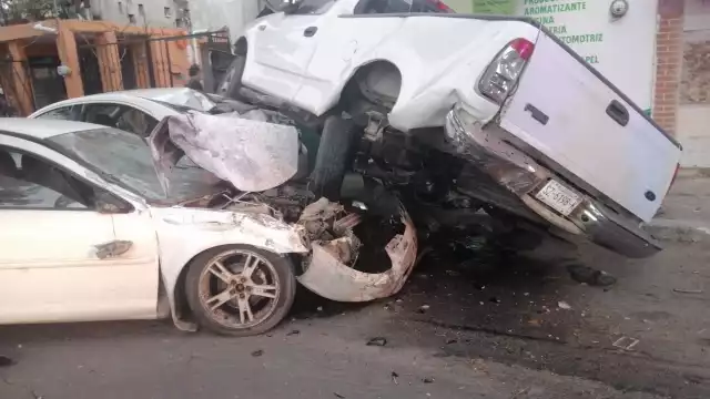 En el sitio no se registraron personas lesionadas pero al lugar acudieron elementos para rescatar a los conductores