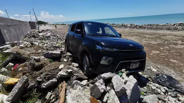 Se necesitó una grúa para desatascar el auto