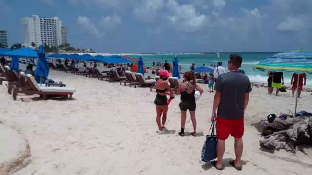 Los turistas internacionales y locales en Cancún aprovecharon el poco sargazo en Playa Fórum para disfrutar del mar azul