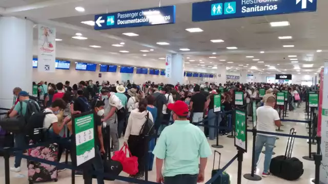 La afluencia en el aeropuerto de Cancún es de cerca de mil personas, pese a las cancelaciones
