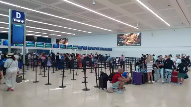El aeropuerto de Cancún empieza a llenarse de turistas tanto nacionales como internacionales en el arranque de las vacaciones de Verano