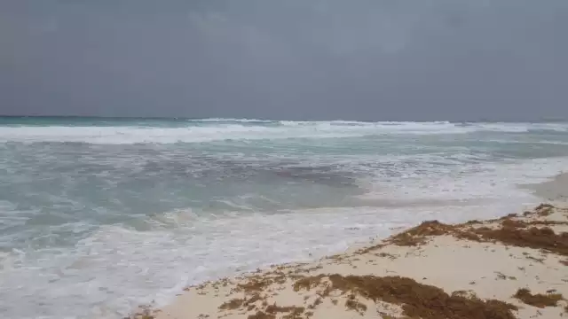 Onda Tropical causa fuerte oleaje en Cancún