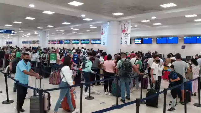 La afluencia en el aeropuerto de Cancún es de aproximadamente 600 personas, que buscan salir del Caribe Mexicano