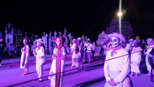 Realizan el Paseo de las Ánimas rumbo al Cementerio General de Mérida: EN VIVO