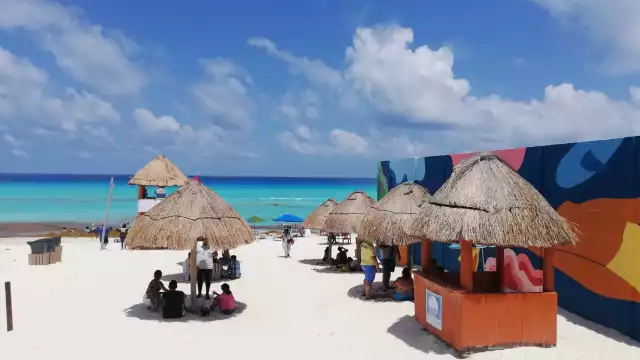 Playa Marlín es visitada por turistas y cancunenses para disfrutar de la vista, el agua y la brisa marina que hay en la zona hotelera