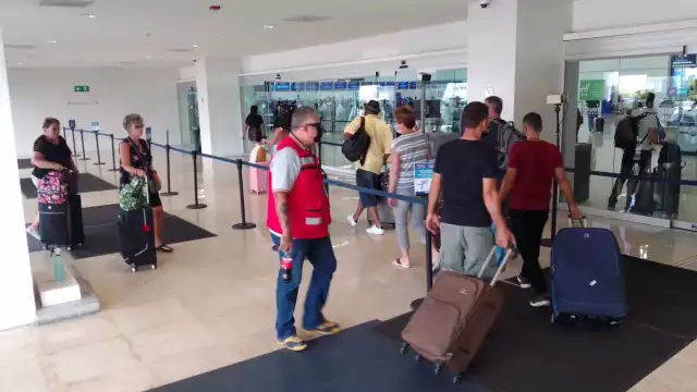 Pasajeros deberán acudir a los módulos de las aerolíneas con vuelos cancelados para recibir la fecha de su nueva salida desde el aeropuerto e Cancún