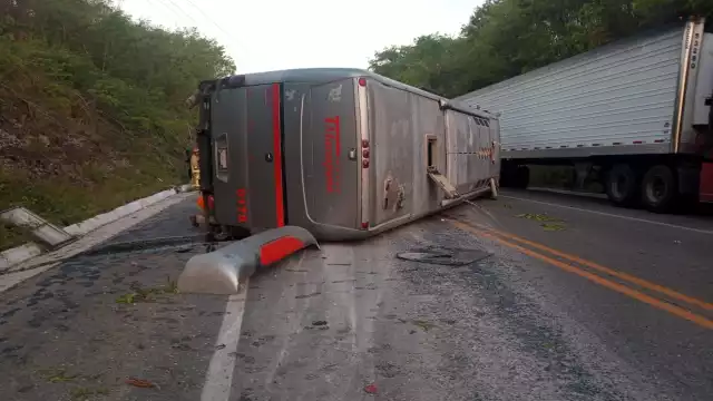 La unidad quedó volcada en uno de los carriles de la carretera federal Escárcega-Chetumal, hasta donde llegaron rescatistas
