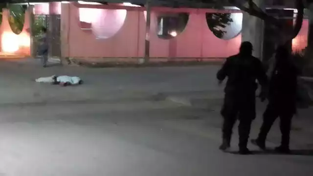 El cuerpo del hombre asesinado quedó tendido en la calle