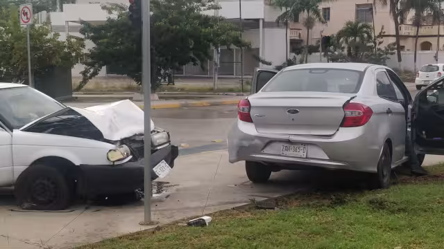 Ambos vehículos terminaron en el camellón de la Avenida Cupules en Mérida, que posteriormente fueron retirados de la zona