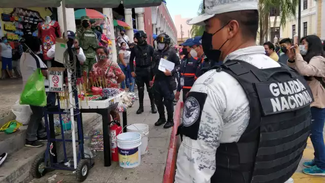 Los vendedores deben tener una distancia de aproximadamente 5 metros entre cada puesto,  que los vendedores cuenten con el permiso correspondiente