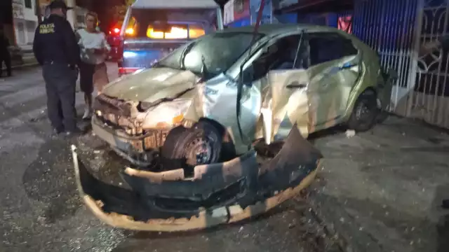 De lo aparatoso del choque, el carro quedó destrozado sobre la avenida