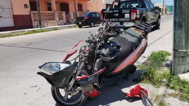 La motocicleta quedó destrozada del frente
