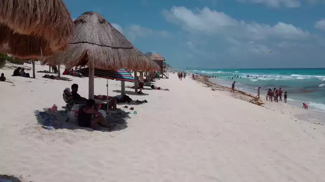 En alunas partes de Playa Delfines se observa por cantidad de sargazo recalado este 23 de julio en la Zona Hotelera de Cancún