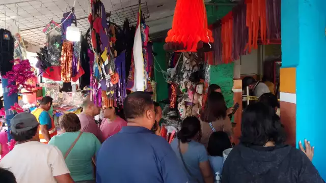 Flores, dulces, pollos y demás, son los productos que se compran en el lugar