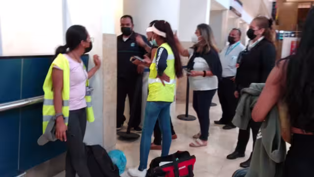 Personal de Asur indicó que los baños en el aeropuerto de Cancún estaban fuera de servicio, pero los turistas exigían que los reabrieran
