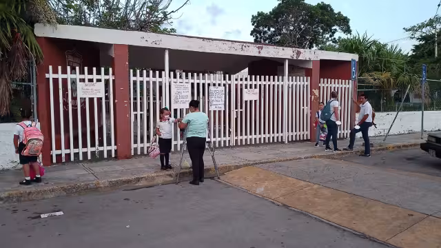 Padres de familia empiezan a llegar a las escuelas de Cancún