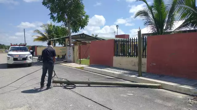 El poste puso en riesgo a vecinos de Escárcega