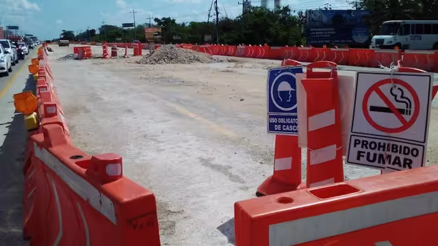 Desde que iniciaron las labores, el año pasado, los automovilistas se quejan por la ralentización del tránsito vehicular en la salida hacia Cancún