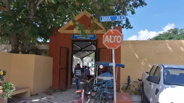 En la comisaría de Cholul familias entran y salen del cementerio