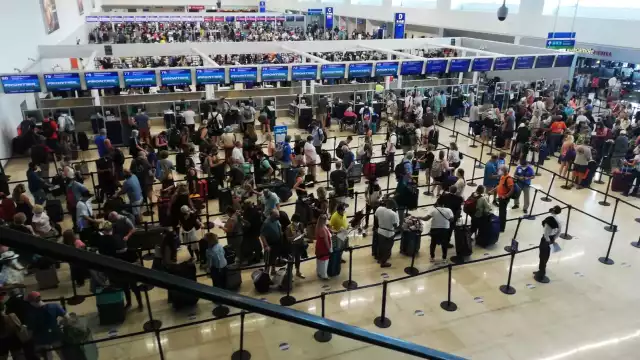 Se evidencia las nulas medidas sanitarias en las filas del aeropuerto