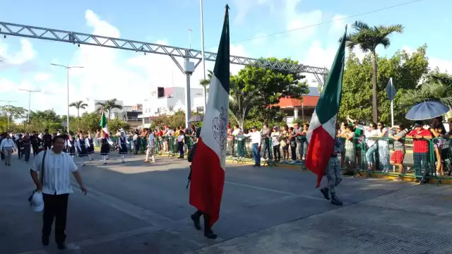 Estudiantes también participan en el desfile en Cancún