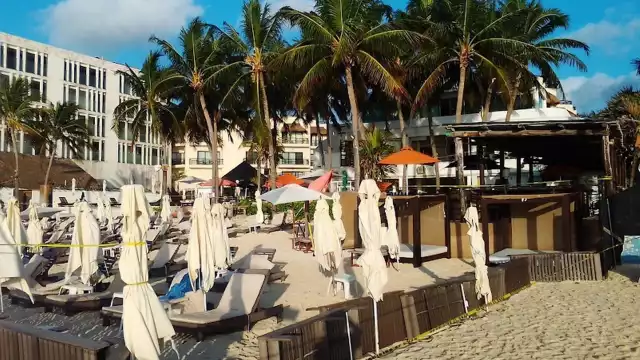 Luego de la explosión, sólo siguieron en funcionamiento el bar y el área de camastros del Kool Beach Club en Playa del Carmen