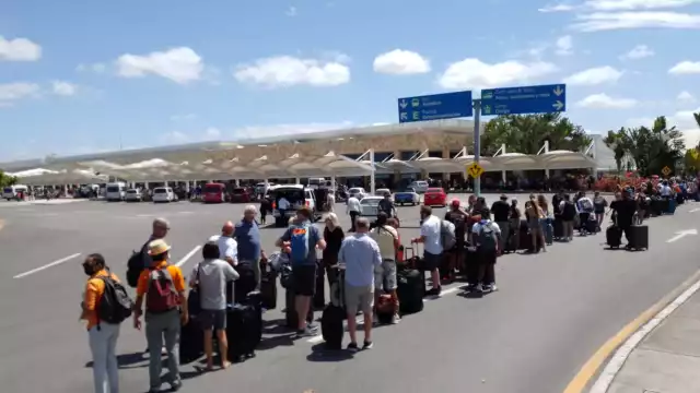 Los turistas que salieron de la Terminal 3 del aeropuerto de Cancún por el presunto ataque armado, retornaron a la sala de espera para aguardar sus salidas