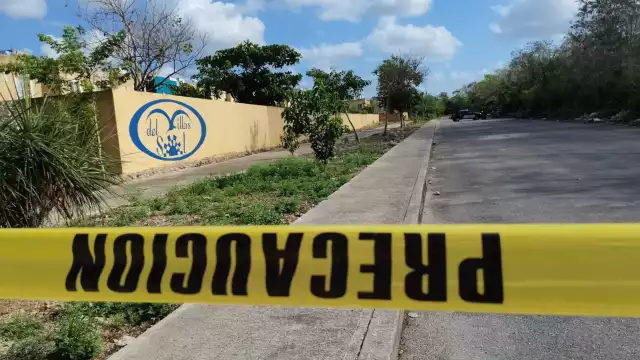 Los policías acordonaron la zona del hallazgo de los cadáveres en Villas del Sol para permitir la llegada del Semefo Playa del Carmen