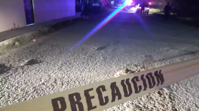 Paramédicos de dos unidades médicas llegaron para brindarle los primeros auxilios a ambos hombres,