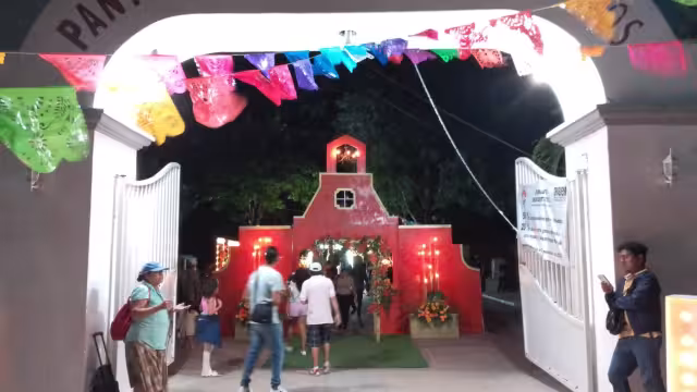 El cementerio se encuentra abarrotado de personas este miércoles