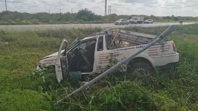 El conductor derribó un poste de luz antes de salirse de la carretera a Progreso