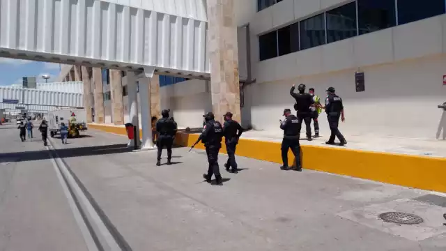 Elementos de la Policía Quintana Roo acudieron a la zona del ataque en el aeropuerto de Cancún, como apoyo del Ejército Mexicano