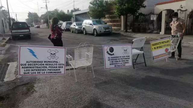 Con pancartas y sillas, los vecinos se manifiestan contra la obra, la cual aseguran pone en riesgo sus vidas