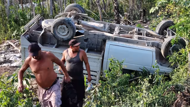 El conductor junto con su acompañante bebían cerveza mientras conducían