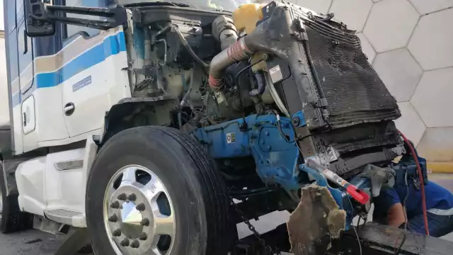 Por no respetar su alto, un tráiler ocasionó un accidente sobre la carretera Campeche-Mérida