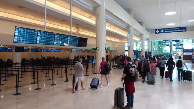 La mujer habla sola y de repente grita pidiendo a sus hijos, lo que asusta a los demás pasajeros