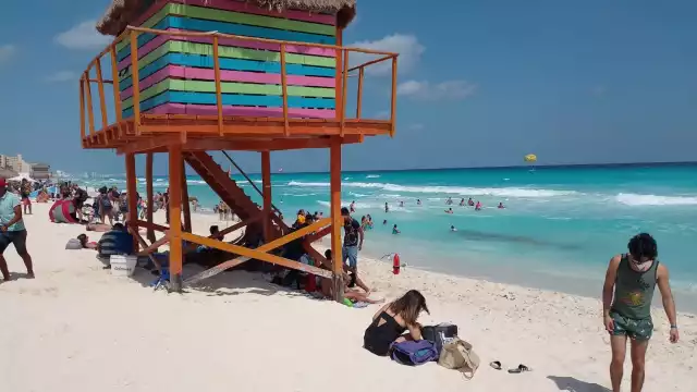 Los guardavidas avisan a los bañistas sobre los riesgos de nadar en zonas peligrosas en Playa Delfines