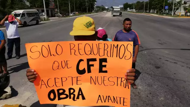 Manifestantes realizan bloqueo vial para solicitar medidores a la CFE